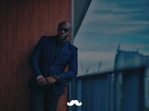 Korkuluklara yaslanmış gözlüklü çekici erkek