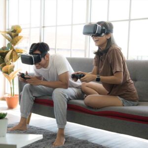 Birlikte oyun oynayan çift