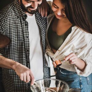 Birlikte yemek yapan çift