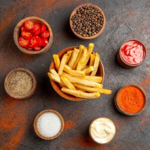 Ortada bir patates tabağı ve etrafında farklı soslar