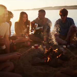 Birlikte kamp yapan arkadaşlar