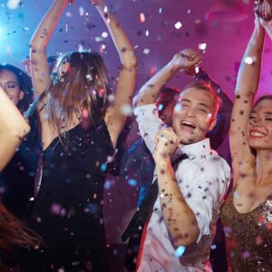 Gece klübünde dans eden insanlar