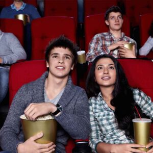 Sinema izleyen genç çift