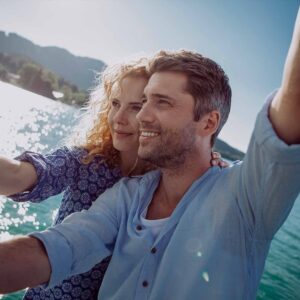 Denizin karşısında selfie çeken çift