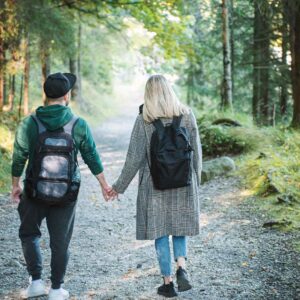 Taş yolda el ele tutuşmuş birlikte yürüyen çift